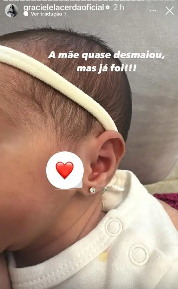 Clara, bebê de Graciele Lacerda e Zezé Di Camargo, usando seu 1º brinco