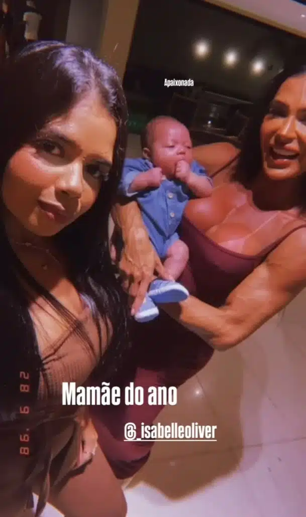 Gracyanne Barbosa com o netinho e nora do cantor Belo