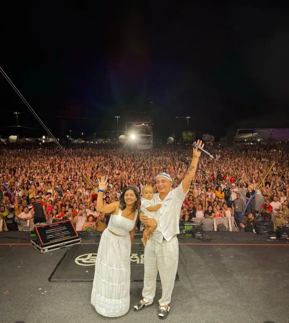 João Gomes posa com o filho no palco