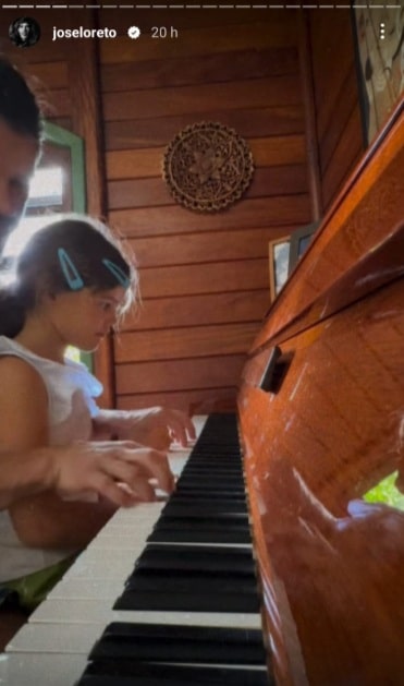 Filha de José Loreto e Débora Nascimento surge tocando piano  e impressiona 