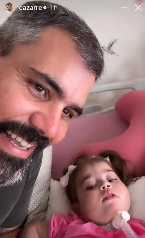 Juliano Cazarré com sua bebê especial, em casa