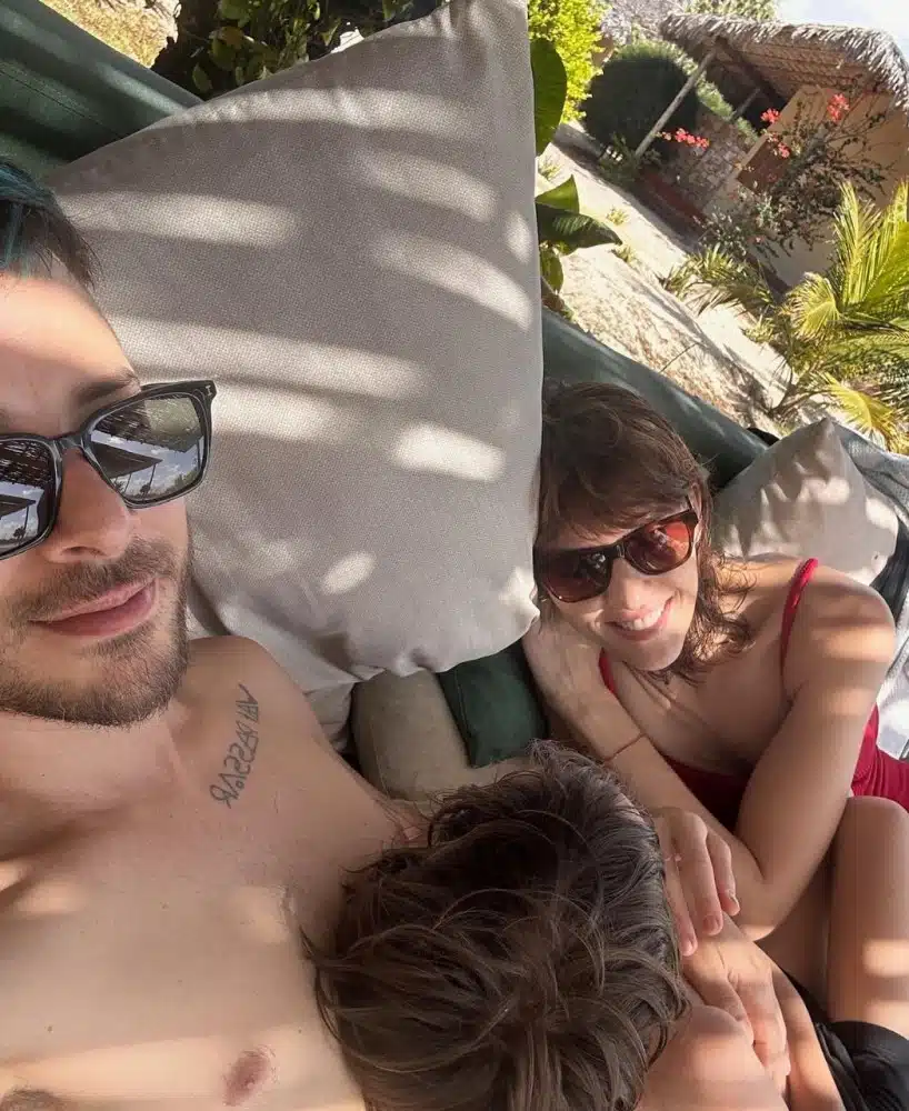 Junior e Monica posam com Otto em viagem de férias 