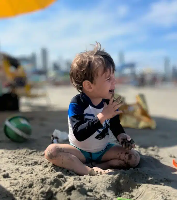 Filho de Kayky Brito encanta ao posar na praia