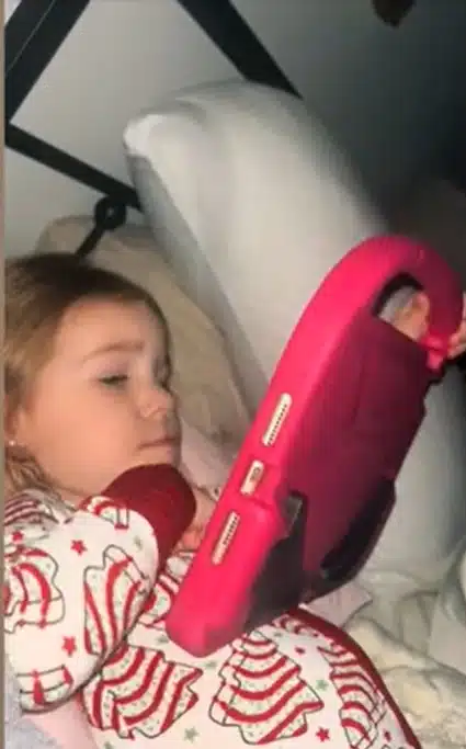 Mãe colocou a filha para dormir depois de achá-la