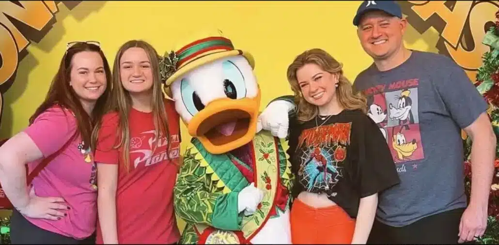 A menina Chloe junto com a sua família