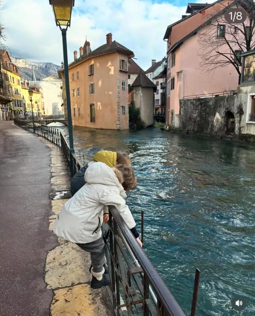 Romeu e Gael, filho de Thales e Paulo Gustavo, passeiam por cidade no sul da França