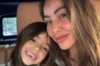 Sabrina Sato mostrou sua filha fazendo faxina