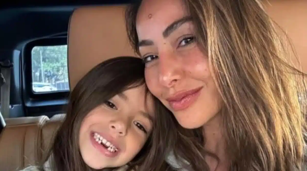 Sabrina Sato mostrou sua filha fazendo faxina