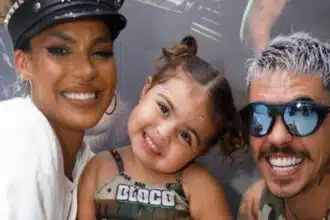 Tays Reis posa com sua filha em seu bloco de Carnaval e MC Biel a pede em casamento e encanta