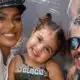 Tays Reis posa com sua filha em seu bloco de Carnaval e MC Biel a pede em casamento e encanta