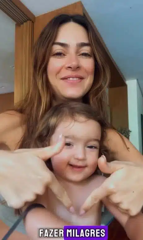 Thaila Ayala surge com a filha e emociona