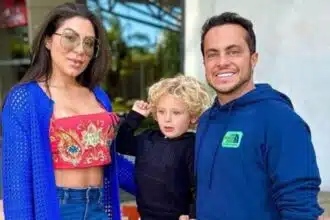 Thammy Miranda curte férias com o filho e a esposa