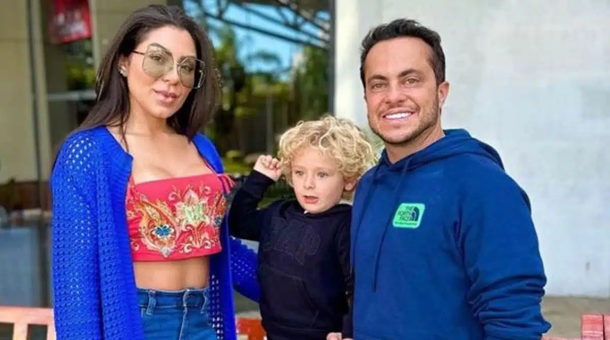 Thammy Miranda curte férias com o filho e a esposa