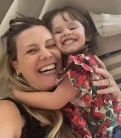 Daiana Garbin junto de sua filha com Tiago Leifert