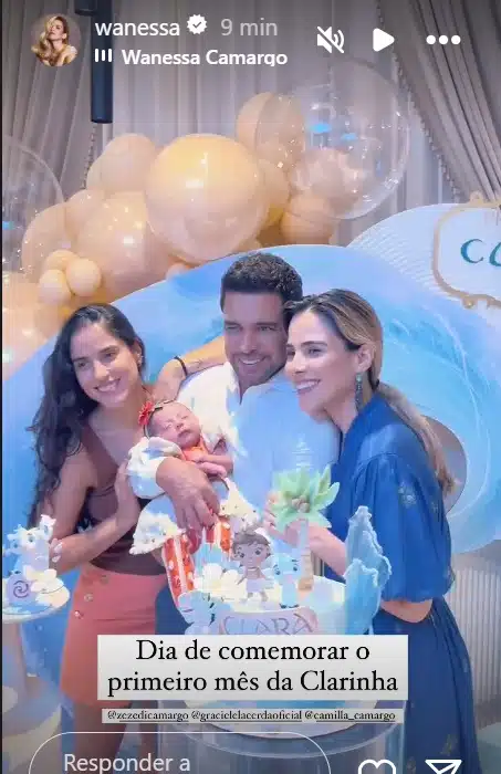 Zezé Di Camargo com as filhas na festa de um mês da caçula