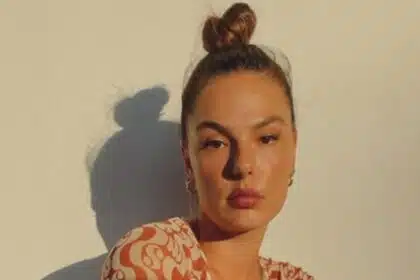 Isis Valverde posa com seu filho e noivo faz linda homenagem para ela