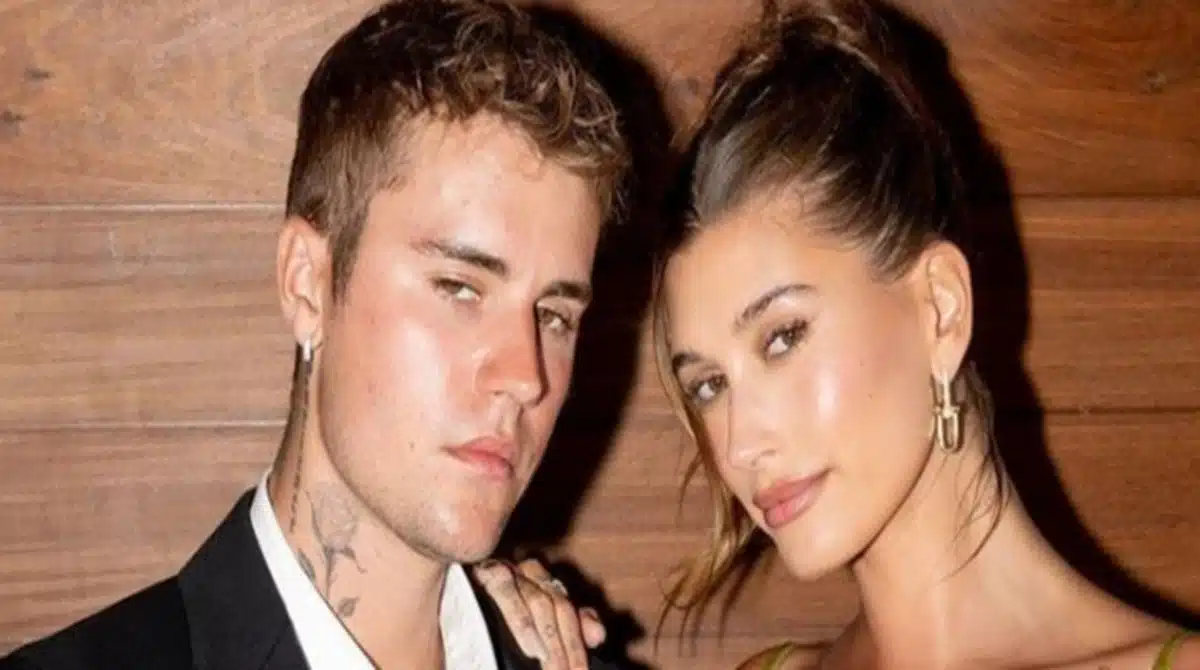 Justin Bieber mostra parte do rosto de seu bebê e encanta