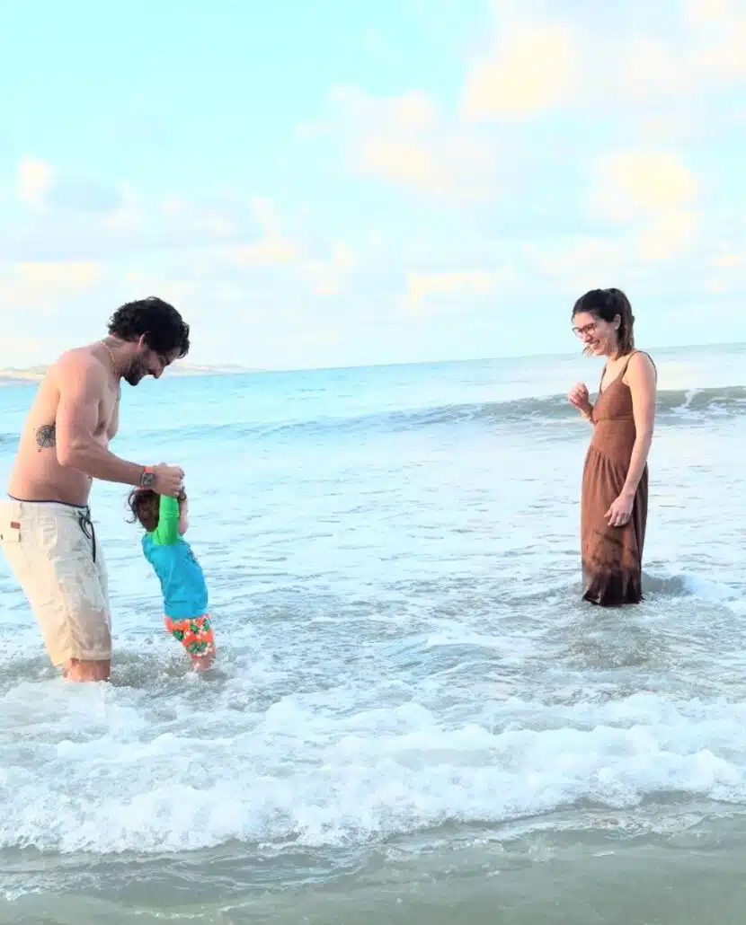 Alexandre Pato na praia com o seu filho e a esposa