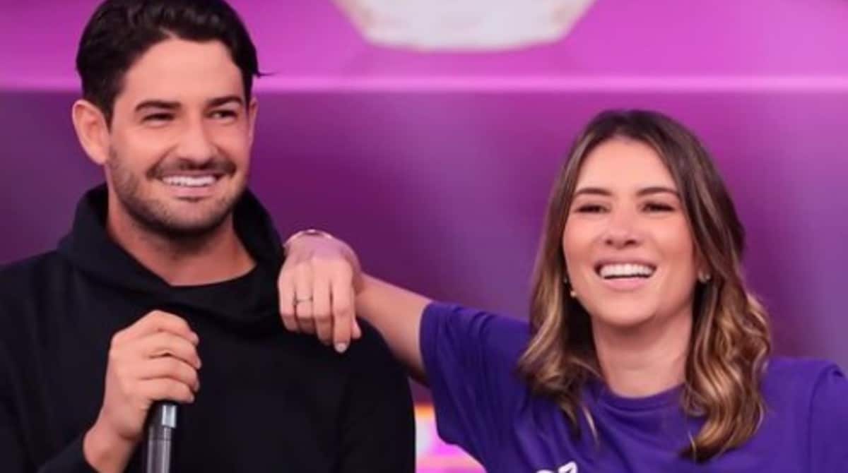 Alexandre Pato e Rebeca Abravanel posaram com seu filho na praia