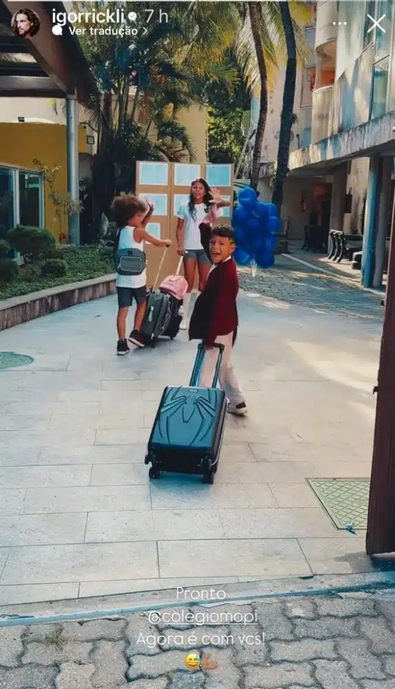 Os filhos de Aline Wirley e Igor voltando para a escola, após as férias