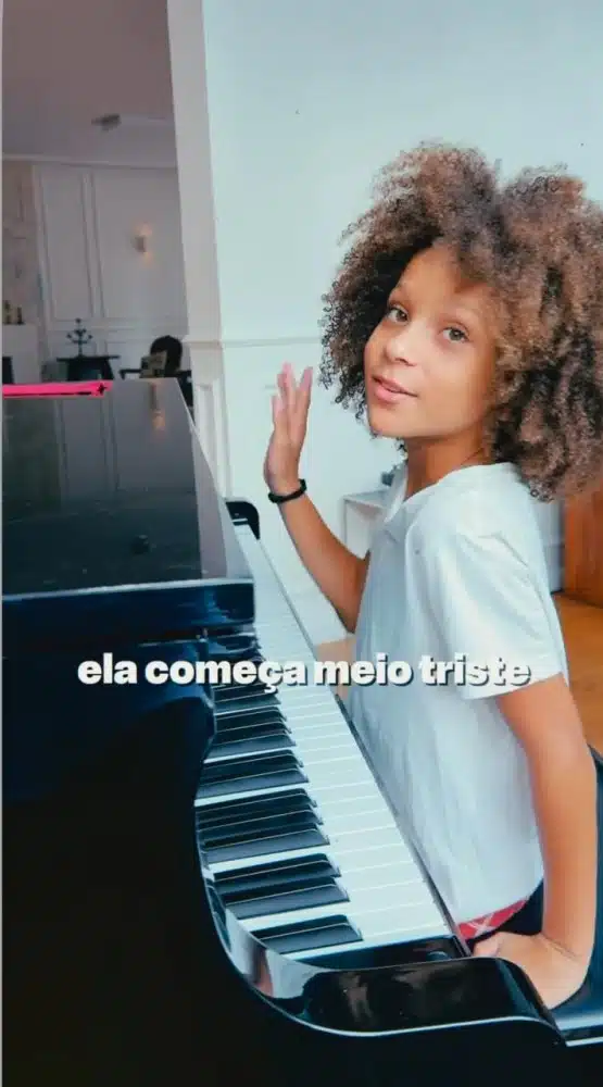 Antônio Caramelo, filho de Aline Wirley e Igor Rickli, fez uma música no piano