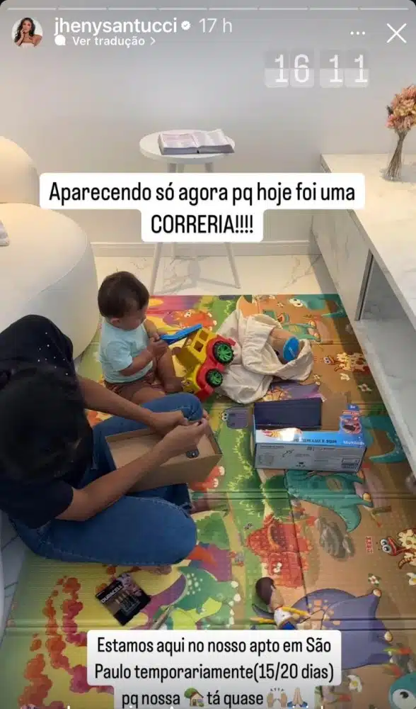 Gabriel, filho de Jheny e Arthur Aguiar, brincando no apartamento