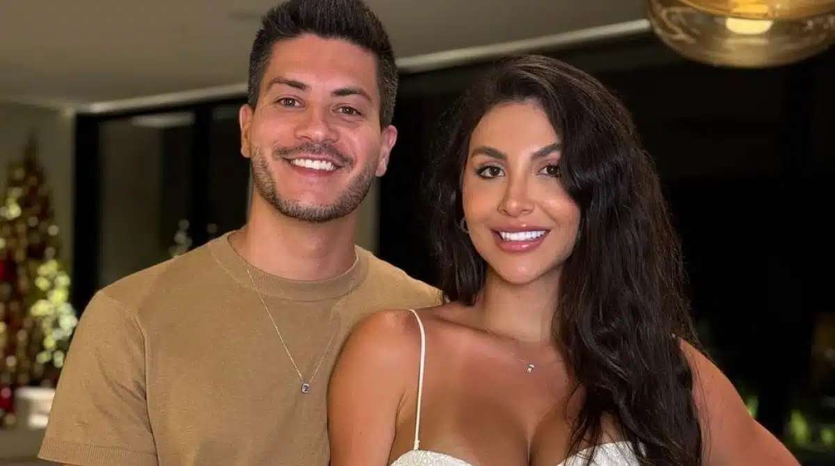 Bebê de Arthur Aguiar surge com a mãe no novo apartamento e ela revela se eles estão juntos