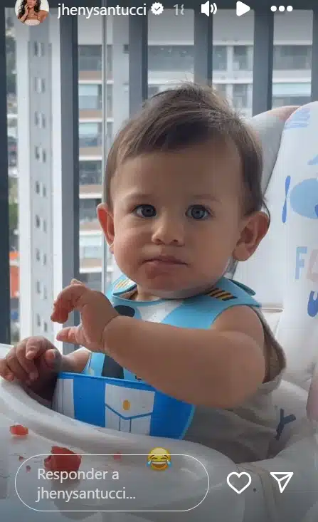 Arthur Aguiar mostrando seu filho no novo lar