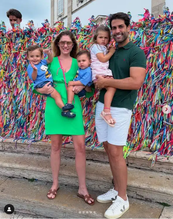 Bárbara Evans posa com seus 3 filhos e marido em viagem a Bahia impressiona