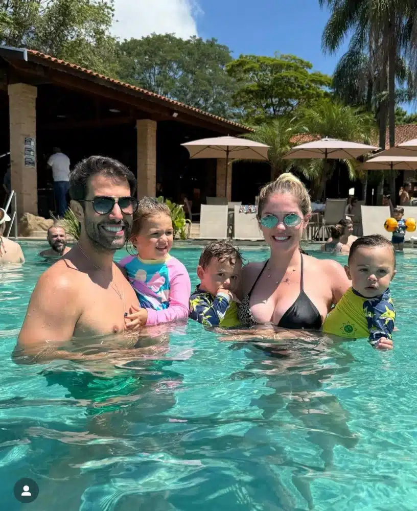 Bárbara Evans com o marido e os filhos, em um resort