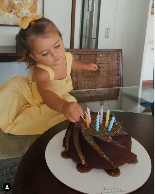 Bebê de Paulinho Filha celebra 1 ano e seis meses e ganha bolo simples