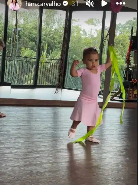 Mavie, filha de Bruna Biancardi, durante aula de balé