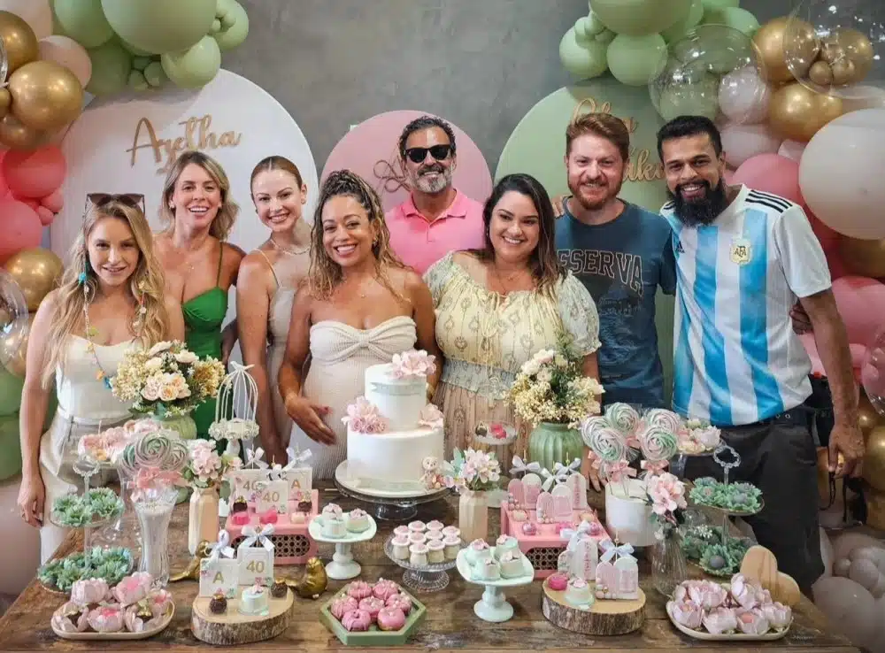 Carla Diaz e outros atores de Chiquititas posam no Chá de Bebê de Aretha Oliveira