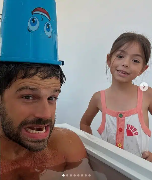 Duda Nagle com a filha em freezer cheio de gelo