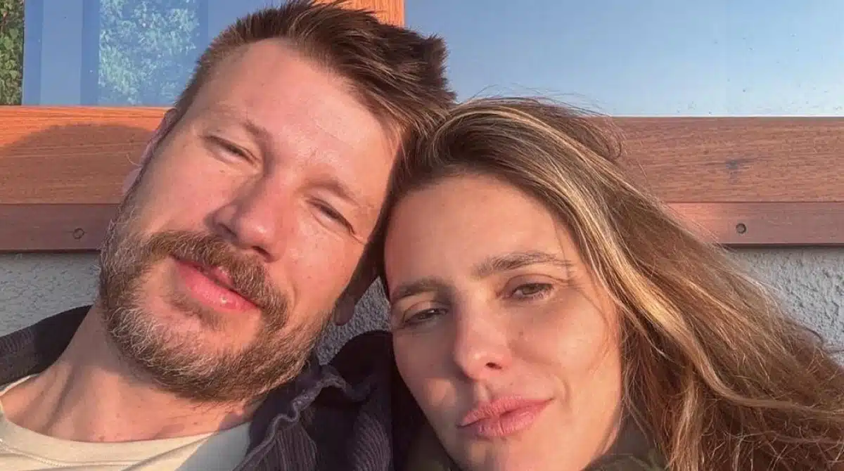 Filha caçula de Rodrigo Hilbert e Fernanda Lima posa na padaria deles