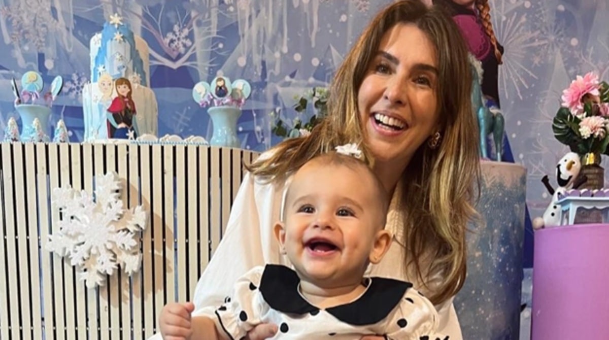 Fernanda Paes Leme surge com sua bebe em viagem com o ex e surpreende