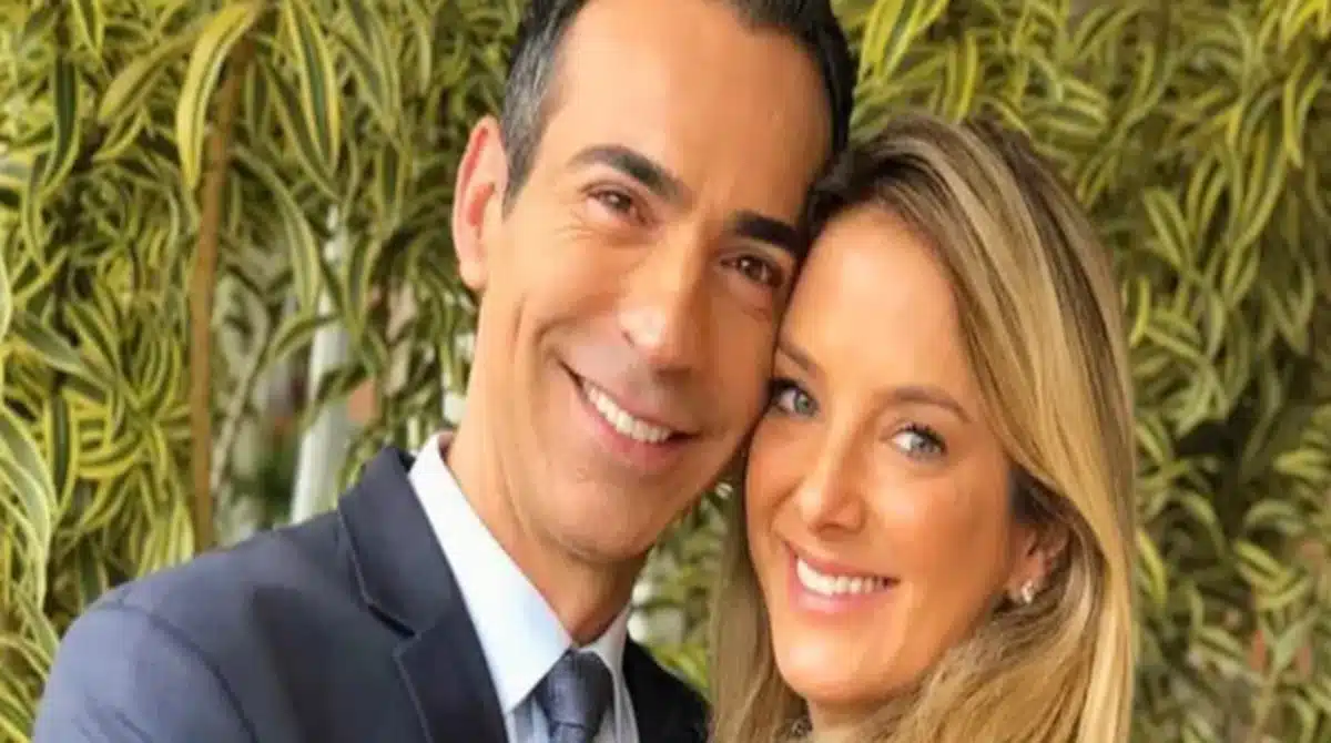 Filha de César Tralli e Ticiane Pinheiro posa com a avó na festa de aniversário da suas bonecas e encanta