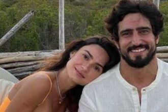 Thaila Ayala exibe sua filha com Renato Góes se brincando na praia