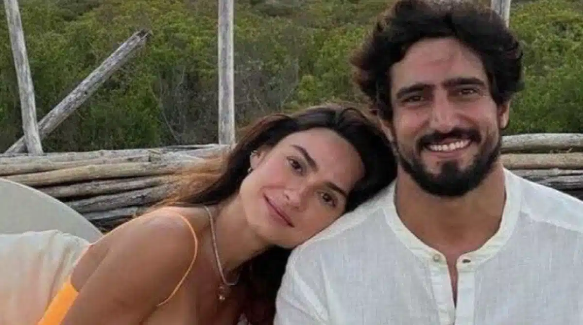 Thaila Ayala exibe sua filha com Renato Góes se brincando na praia