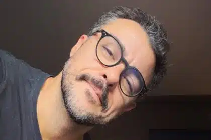 Filhas gêmeas de Joaquim Lopes surpreendem ao posam com o avô em batizado