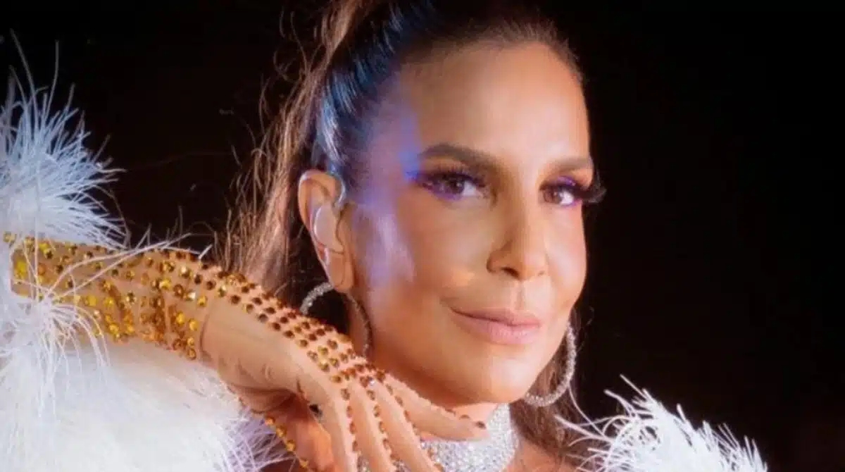 Ivete Sangalo surge com suas filhas gêmeas no palco em seu show em Salvador e surpreende