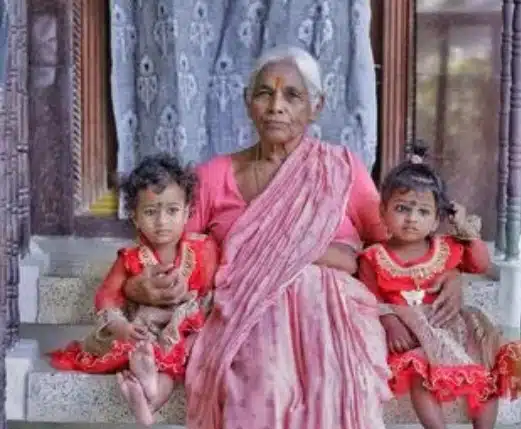 Mãe que teve gêmeos ao lado delas anos depois