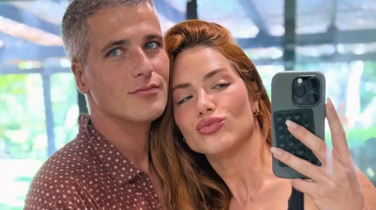 Bruno Gagliasso e Giovanna Ewbank mostram o caçula no carnaval da escola