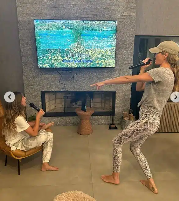 Gisele Bündchen ao lado de sua filha Vivian