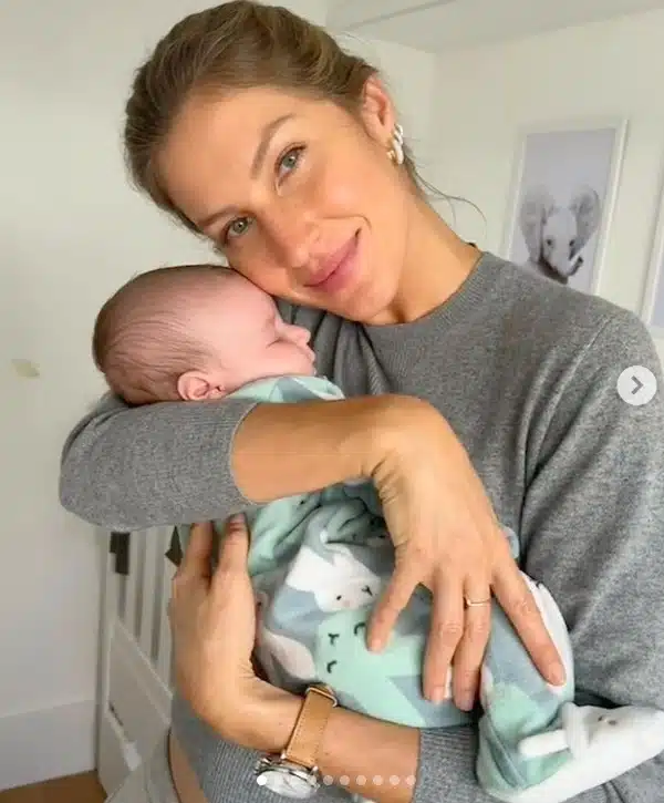 Gisele Bündchen junto de um bebê da família