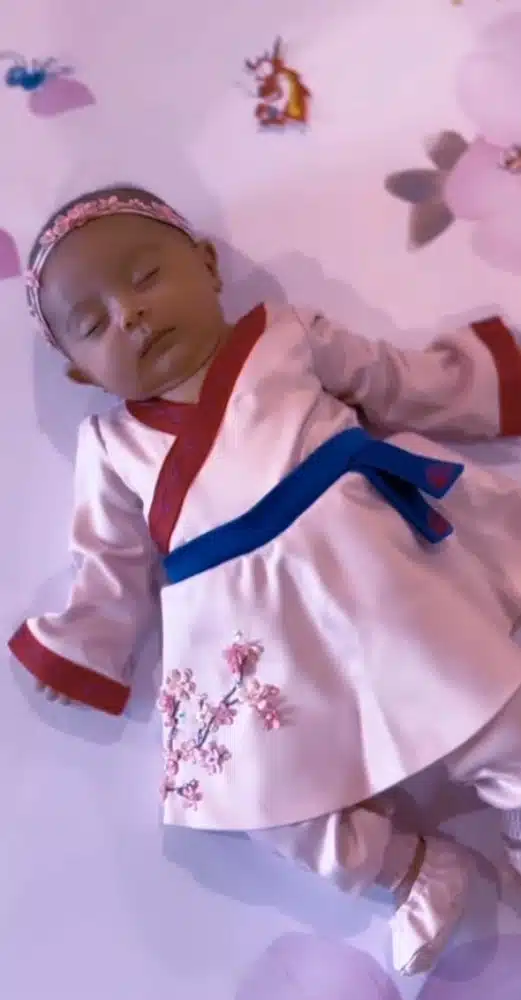 Clara, bebê de Graciele Lacerda e Zezé, fantasiada de Mulan