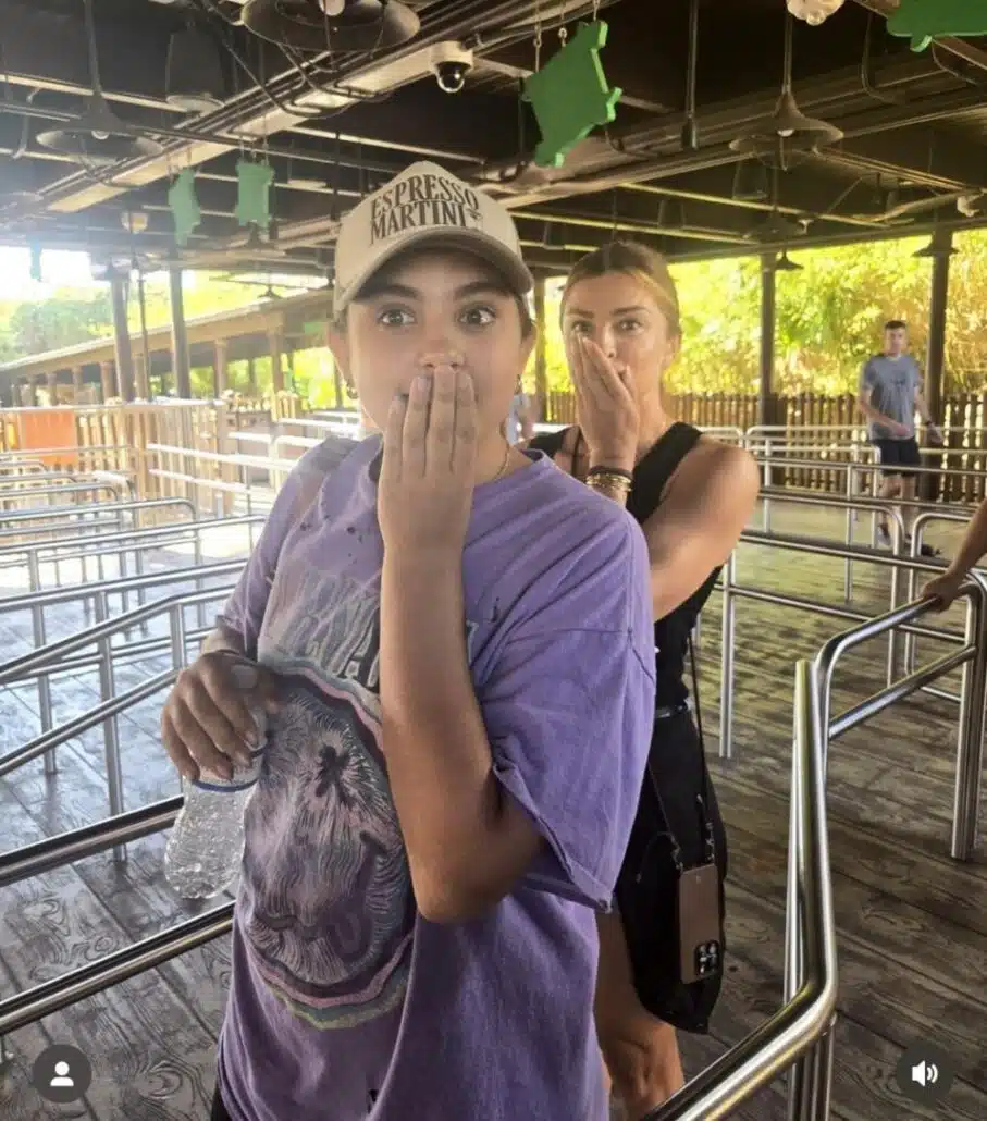 Grazi Massafera surge com a filha em parque de montanhas russas, nos EUA