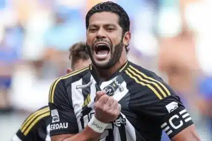 Hulk posa com os filhos no Centro de Treinamento do Galo
