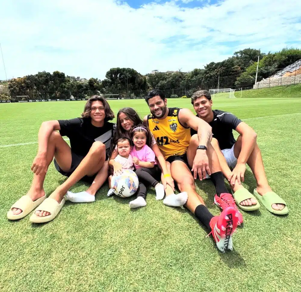 Hulk posou com os filhos no gramado no Centro de Treinamento do Galo