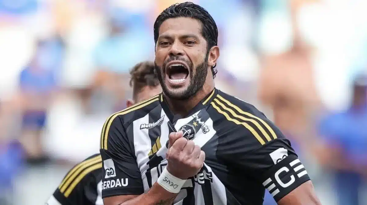 Hulk posa com os filhos no Centro de Treinamento do Galo